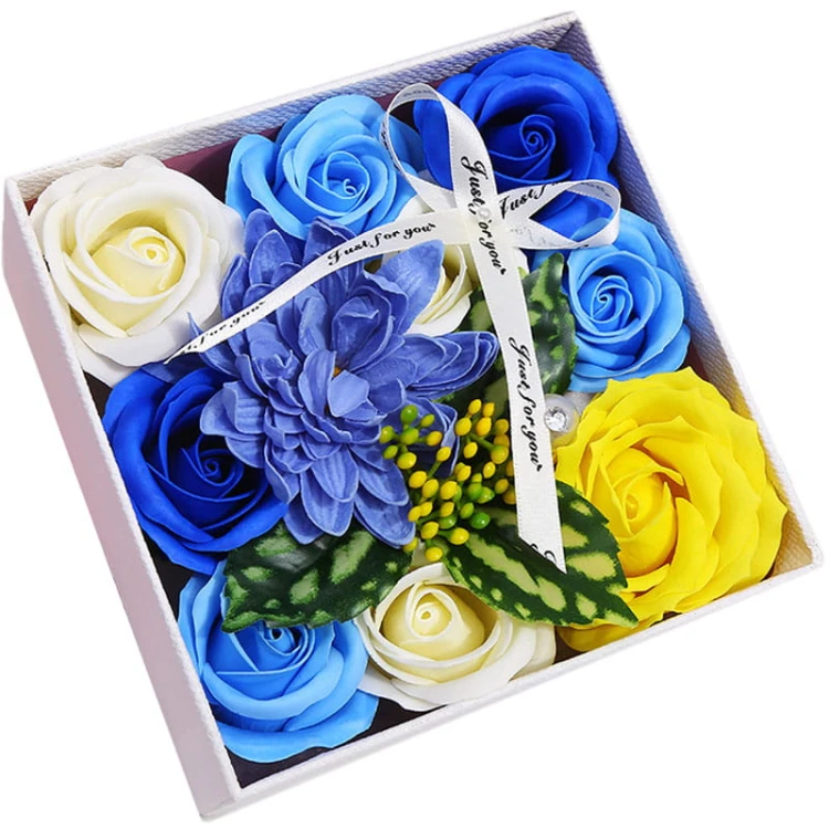 Flowerbox z mydlanych róż w odcieniach różu i bieli z dekoracją i wstążką „Love is eternal”.