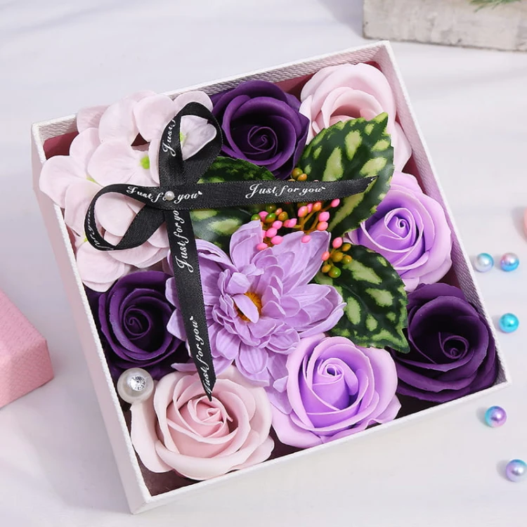 Flowerbox z mydlanych róż w odcieniach różu i bieli z dekoracją i wstążką „Love is eternal”.