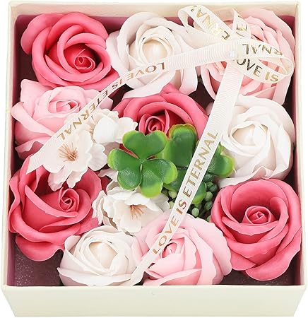Flowerbox z mydlanych róż w odcieniach różu i bieli z dekoracją i wstążką „Love is eternal”.
