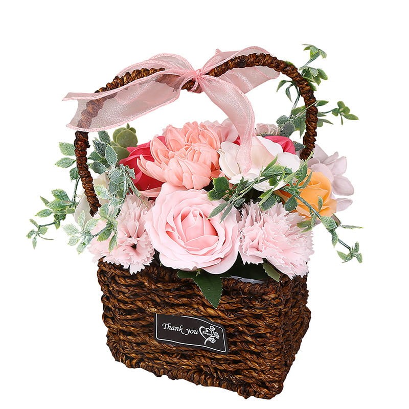 Flower Box z mydlanymi różami w plecionej koszyczce — elegancki, gotowy do wręczenia prezent.
