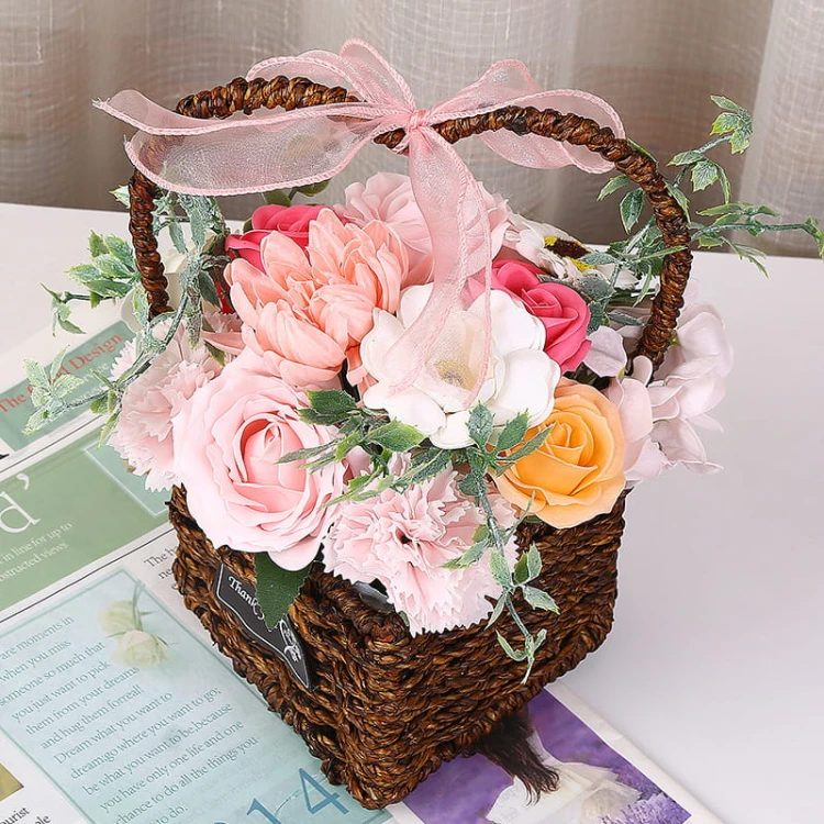 Mydlane róże w ozdobnej plecionej koszyczce — stylowy Flower Box na każdą okazję.