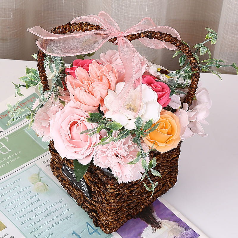 Mydlane róże w ozdobnej plecionej koszyczce — stylowy Flower Box na każdą okazję.