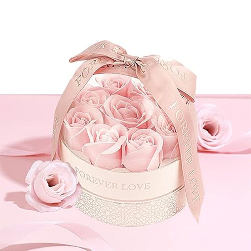 Rubinowe róże mydlane w dekoracyjnym Flower Boxie „Red Charm Collection” — intensywny, efektowny upominek.