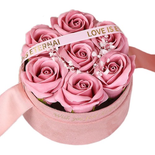 Prezent urodzinowy dla niej - Belgiskie Różowе mydlane kwiatyOkrągły flowerbox z różowymi mydlanymi różami i ozdobną wstążką „Love is Eternal” – elegancki prezent dla kobiety.
