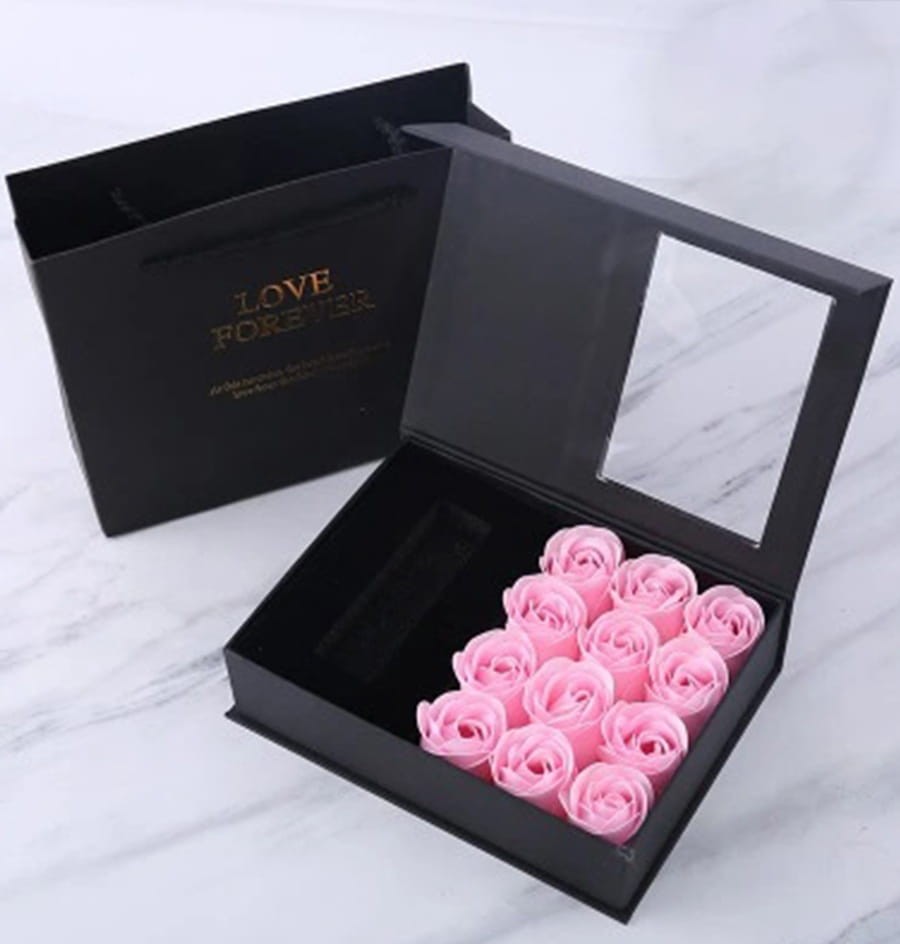 Elegancki zestaw z różami - elegancki prezent na dzień kobiet dla niejCzarny flowerbox z 12 różami mydlanymi i elegancką torbą „Love Forever”. Idealny prezent dla niej.