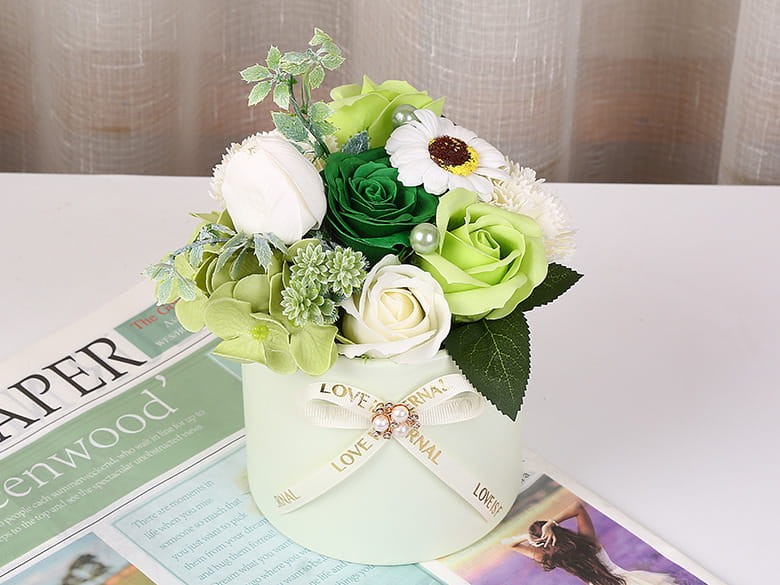 Mydlany bukiet róż z kolekcji „Dutch Rose Collection” — stylowy Flower Box inspirowany holenderską florystyką.