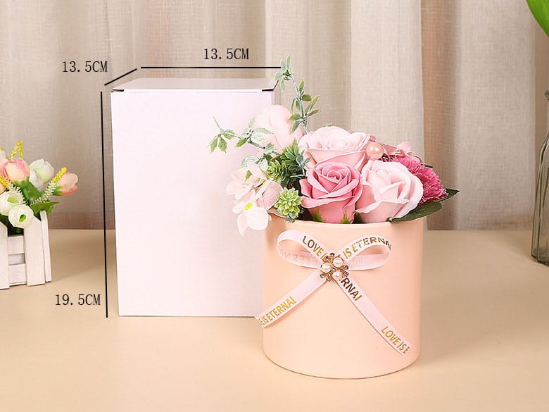 „Dutch Rose Collection” – trwałe, mydlane róże w dekoracyjnym Flower Boxie, idealne na każdą okazję.