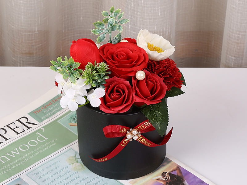 Czerwony.jpgElegancki flowerbox z czerwonymi kwiatami mydlanymi w ozdobnym pudełku z kokardką – idealny prezent dla niej.
