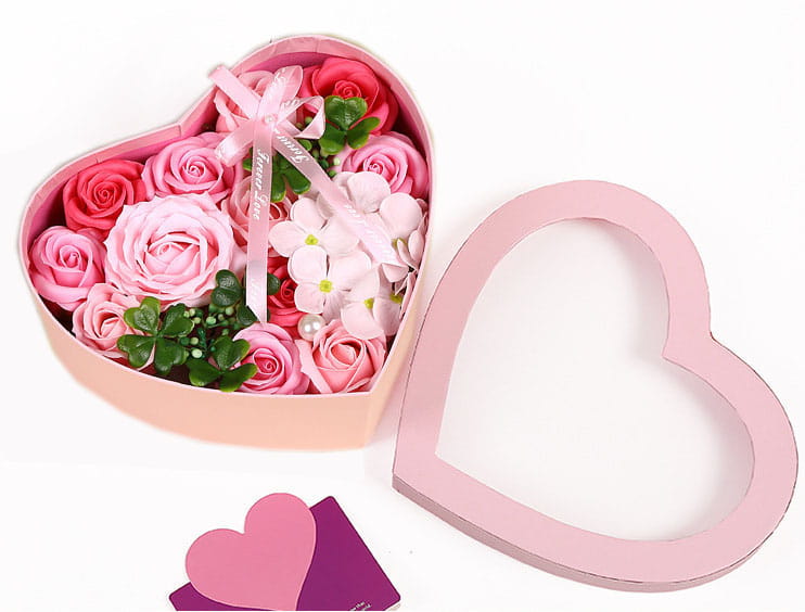 Holenderskie pudrowe róże mydlane w pudełku serce — stylowy Flower Box na wyjątkowe okazje.