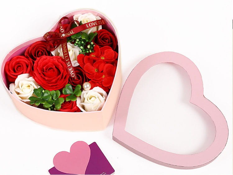 Flower Box Serce z rubinowymi różami mydlanymi — intensywny, elegancki zestaw prezentowy.