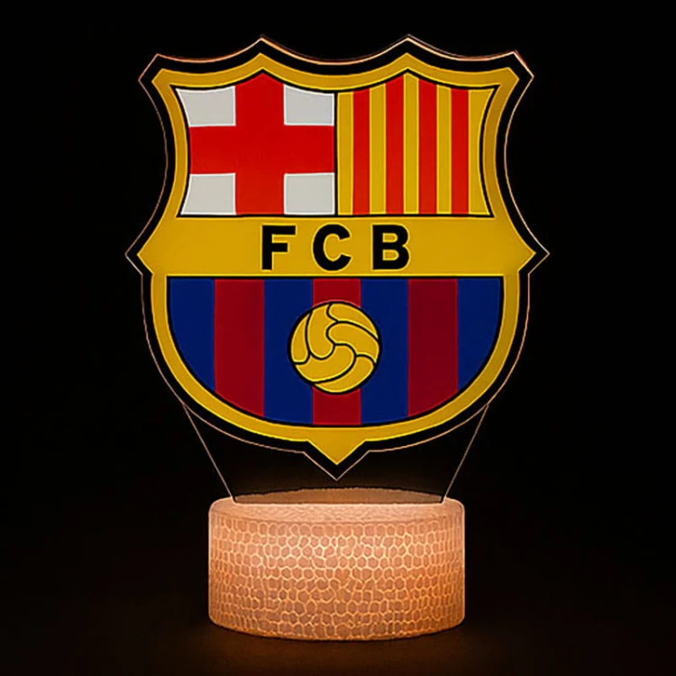 Lampka nocna 3D USB FC Barcelona – biała podstawa, nadruk herbu i efekt przestrzenny 3D.