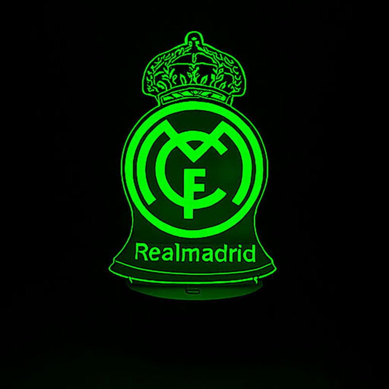 Grawerowany herb Real Madryt na akrylu PMMA, czarna podstawa LED i kabel USB w zestawie.