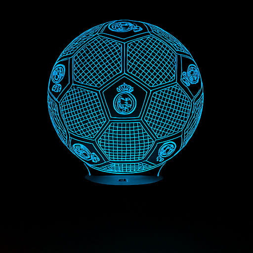 Personal 3D Lamp FC Real Madryt – lampka LED USB z pilotem, 16 kolorów i efekt przestrzenny 3D.