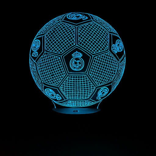 Personal 3D Lamp FC Real Madryt – lampka LED USB z pilotem, 16 kolorów i efekt przestrzenny 3D.