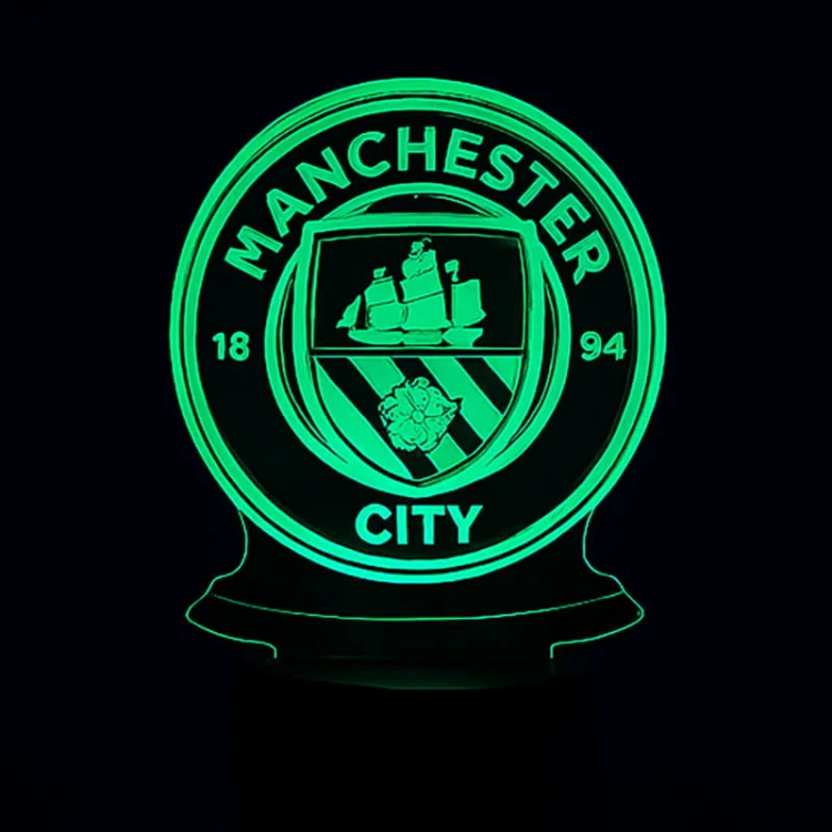 Detal grawerowanej piłki z herbem Manchester City na akrylu PMMA, kolorowe światło LED.