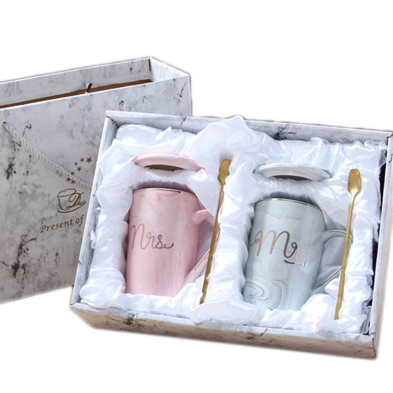 Kubki dla pary ślubnej – klasyczny prezent rocznicowy w ozdobnym pudełku prezentowym.