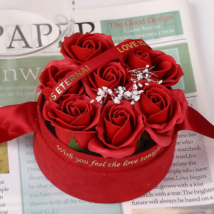 Różowe mydlane róże w eleganckim flowerboxie – romantyczny prezent z przesłaniem LOVE IS ETERNAL