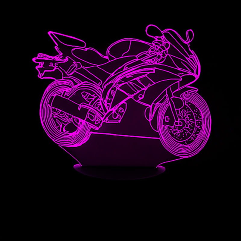 Detal grawerowanego motocykla cross na akrylu PMMA, kolorowe światło i czarna podstawa LED.