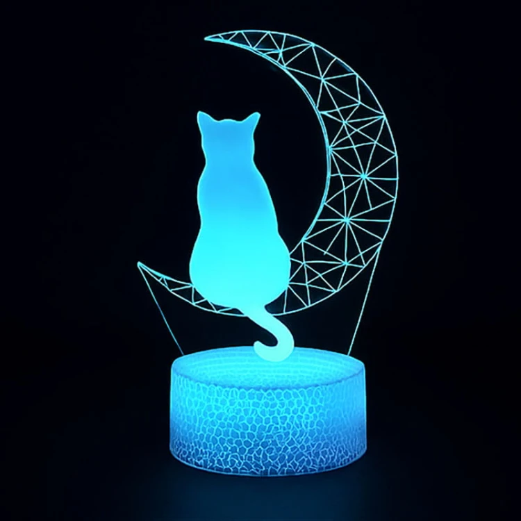 Lampka nocna 3D LED USB z motywem kota na księżycu – biała podstawa i kolorowe światło LED.
