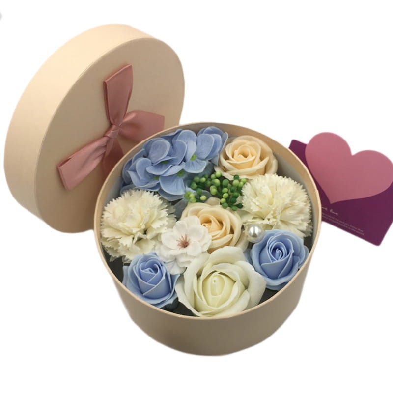 Okrągły flowerbox z mydlanymi kwiatami w pastelowych kolorach i aromatyczną świecą w eleganckim opakowaniu. Idealny prezent dla mamy, kobiety lub przyjaciółki. Gotowy do wręczenia. niebieski