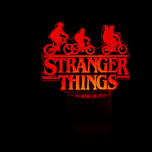 Lampka nocna 3D LED USB – Stranger Things. Efektowna lampka dla fana serialu Netflixa. 16 kolorów, pilot i zasilanie USB – idealny prezent i dekoracja wnętrza.