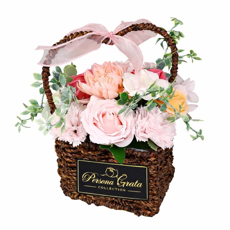 Flower Box z mydlanymi różami w plecionej koszyczce — elegancki, gotowy do wręczenia prezent.