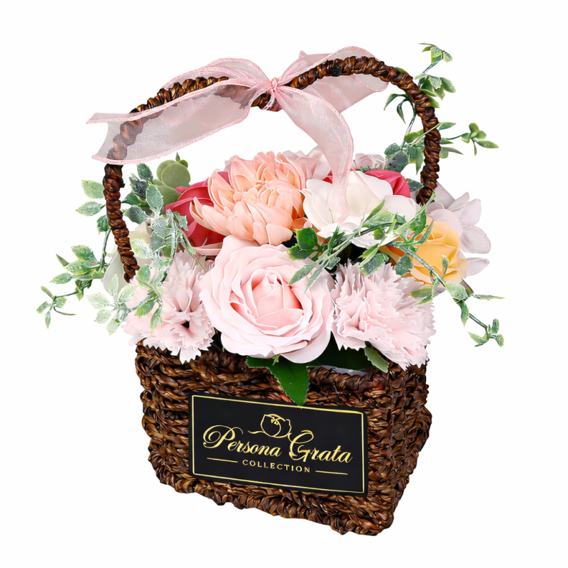 Flower Box z mydlanymi różami w plecionej koszyczce — elegancki, gotowy do wręczenia prezent.
