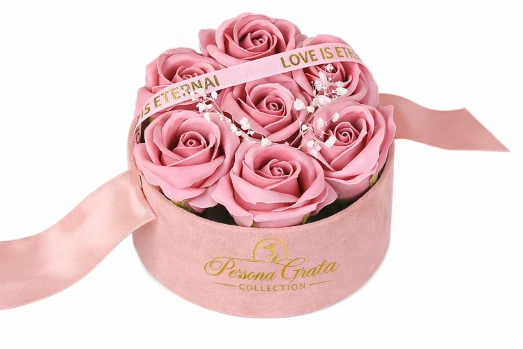 Flower Box w welurowym pudełku z eleganckimi kwiatami mydlanymi — idealny zestaw prezentowy.