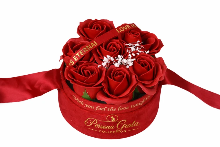 Flower Box w welurowym pudełku z eleganckimi kwiatami mydlanymi — idealny zestaw prezentowy.