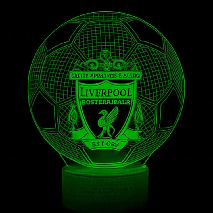 Stylowa lampka nocna 3D LED USB Liverpool Ball na białej podstawce. Efekt 3D, pilot, 16 kolorów – na biurko lub szafkę nocną.