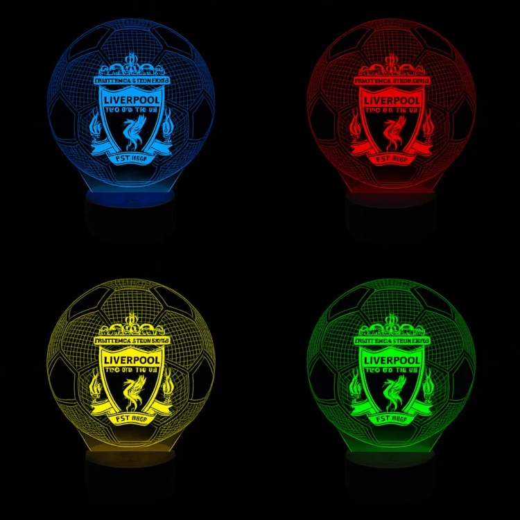 Stylowa lampka nocna 3D LED USB Liverpool Ball na czarnej podstawce. Efekt 3D, pilot i 16 kolorów – na biurko lub szafkę nocną.