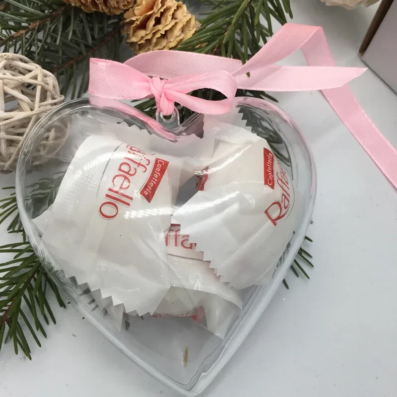 Firmowe pudelko w kształcie serca z słodycami.