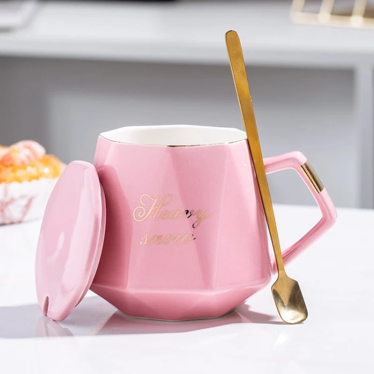 Kubek o pojemności 33 ml wykonany z różowej porcelany