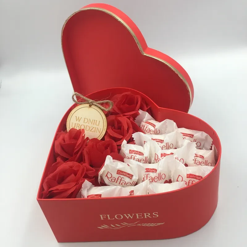 Pudełko w kształcie serca wypełnione syntetycznymi różami