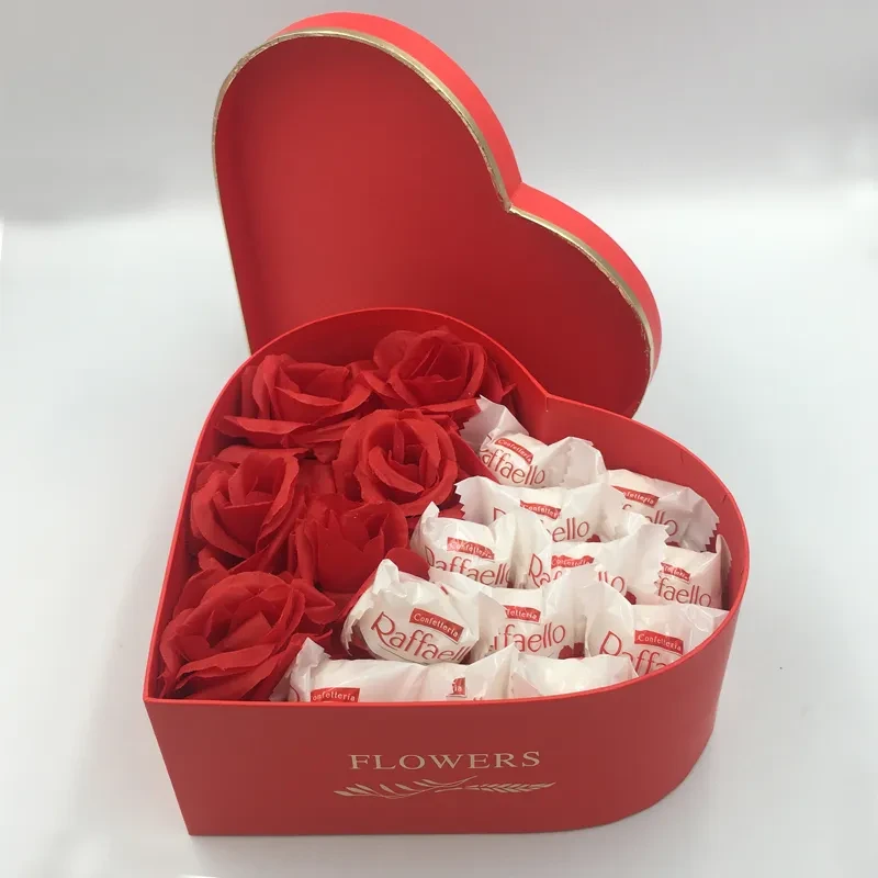 Pudełko w kształcie serca wypełnione syntetycznymi różami