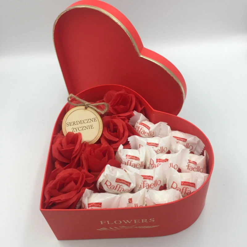 Pudełko w kształcie serca wypełnione syntetycznymi różami